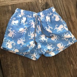 Short blue bathingsuit shorts with design